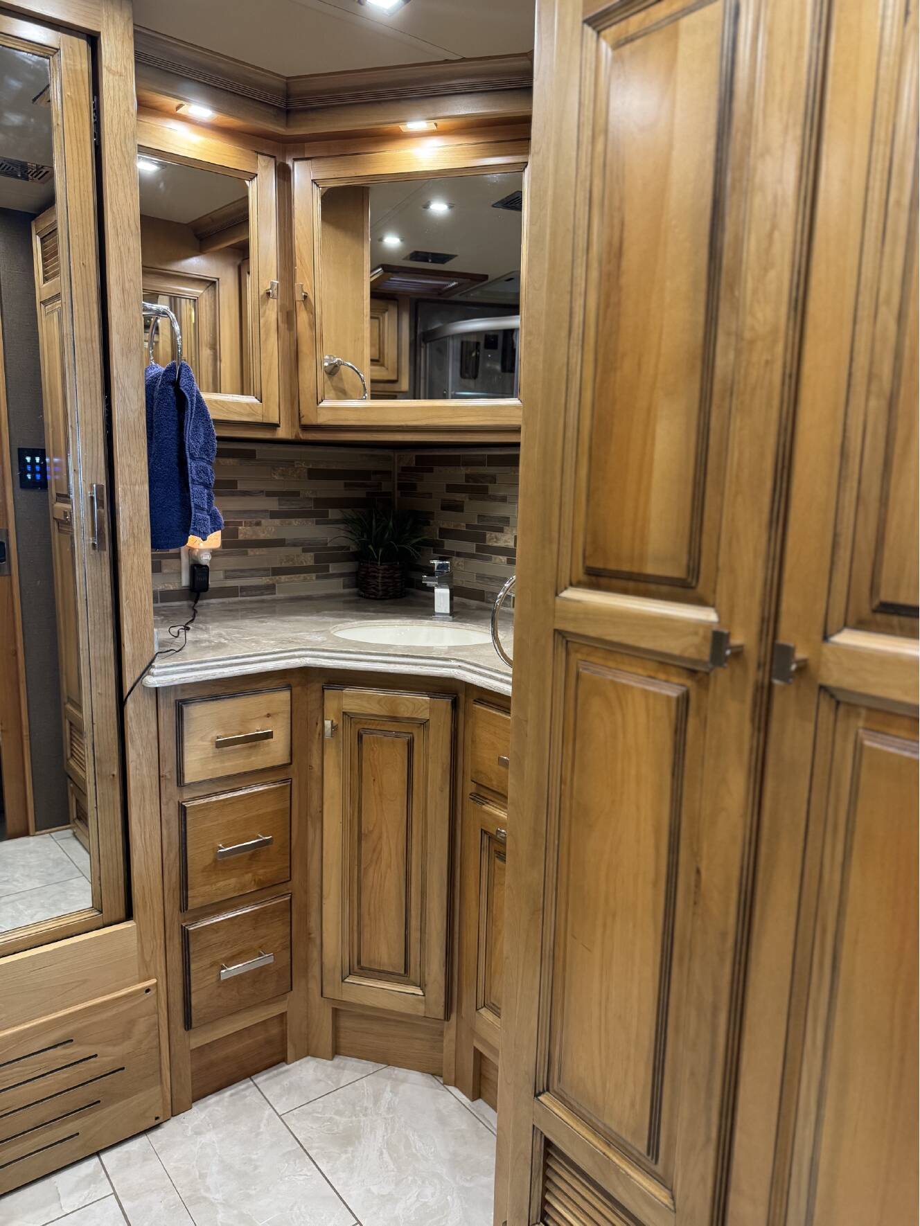 A photo of this 2019 Tiffin Motorhomes PHAETON 40 QBH