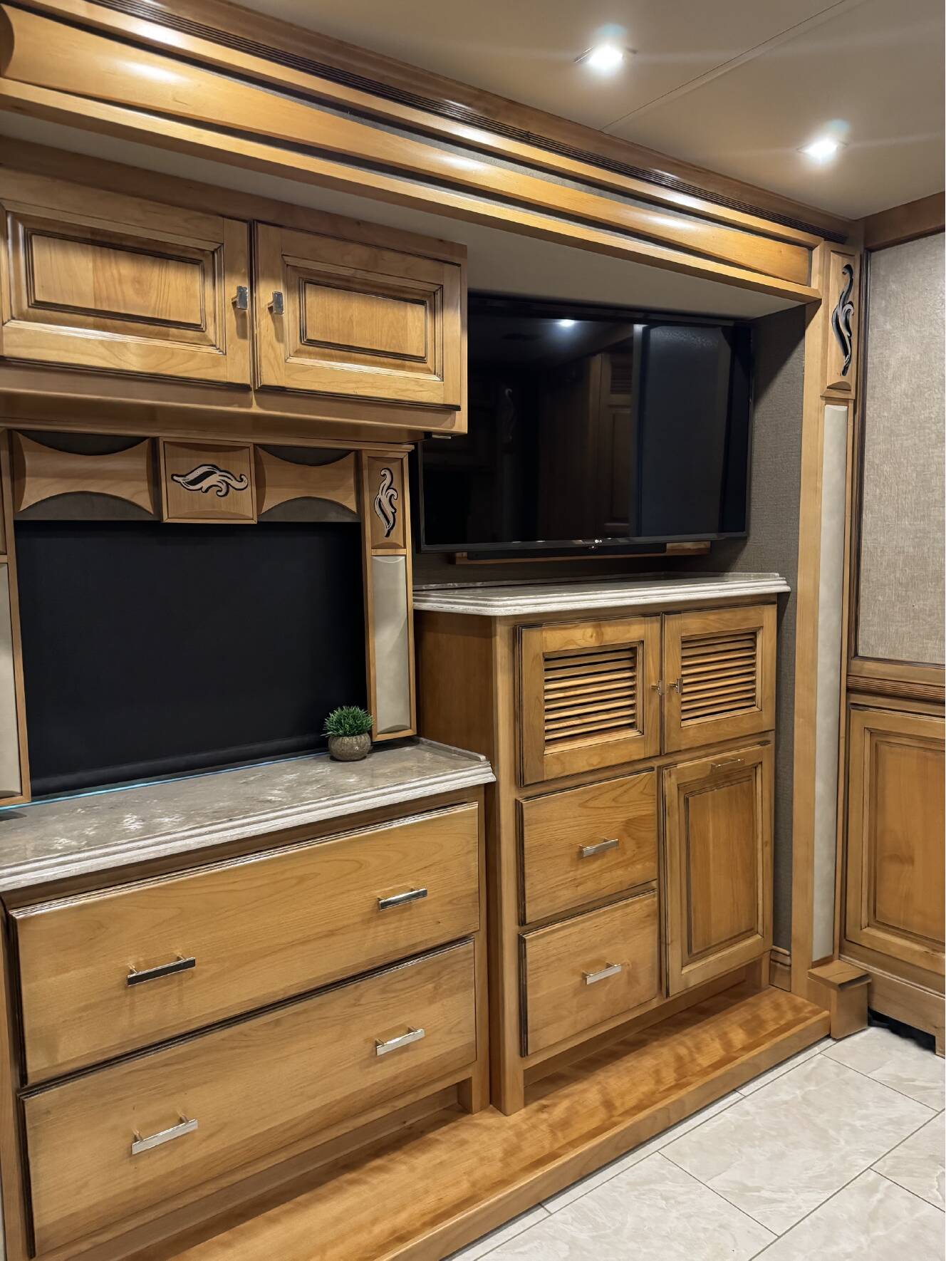 A photo of this 2019 Tiffin Motorhomes PHAETON 40 QBH