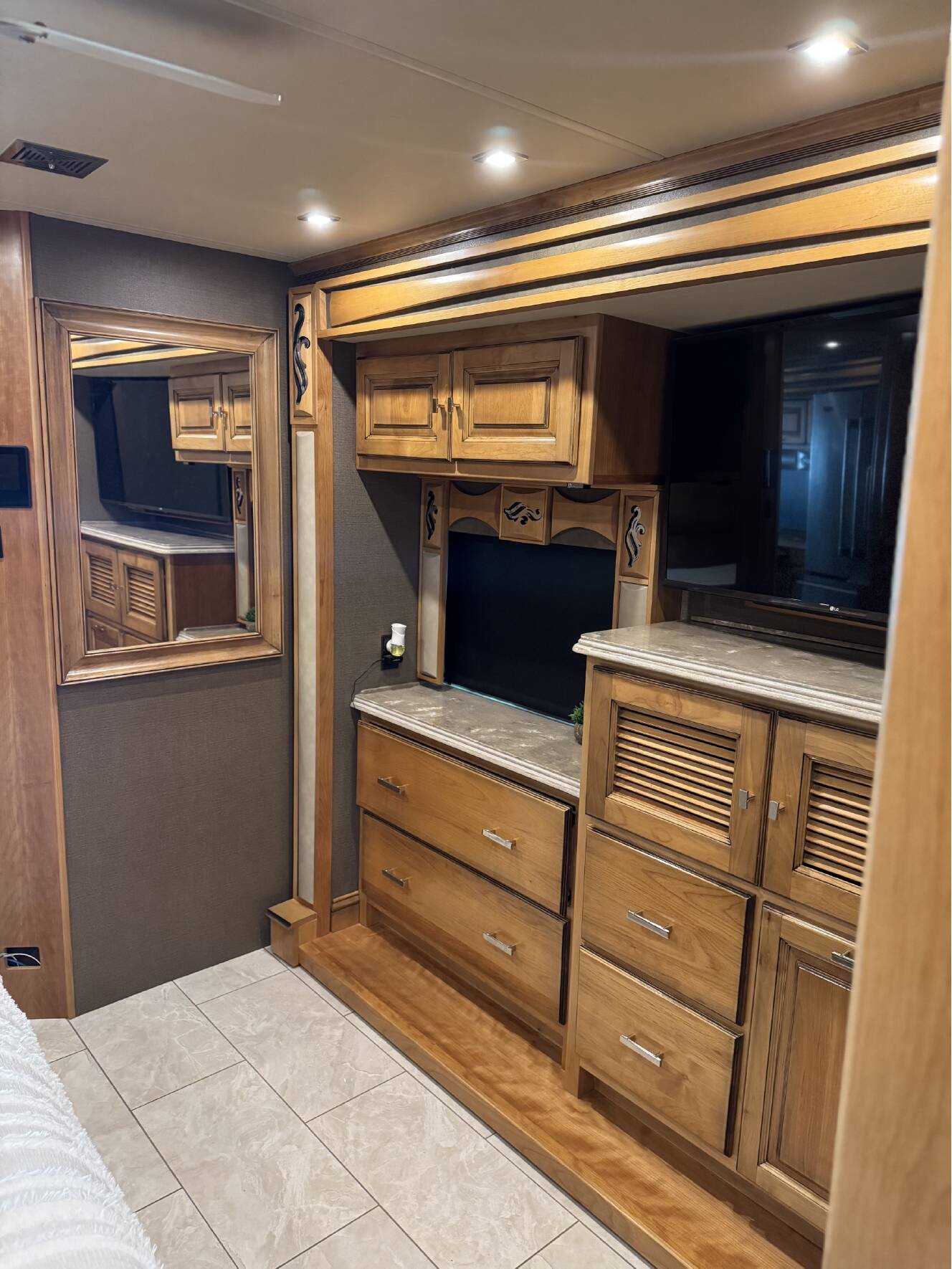 A photo of this 2019 Tiffin Motorhomes PHAETON 40 QBH
