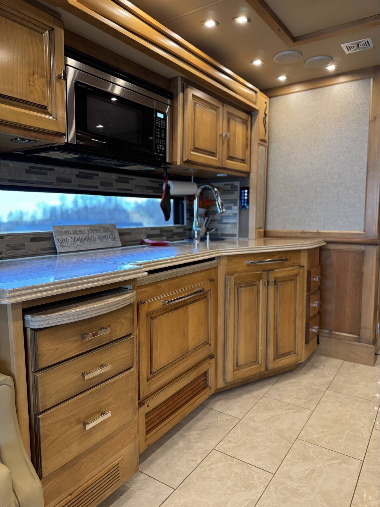 A photo of this 2019 Tiffin Motorhomes PHAETON 40 QBH