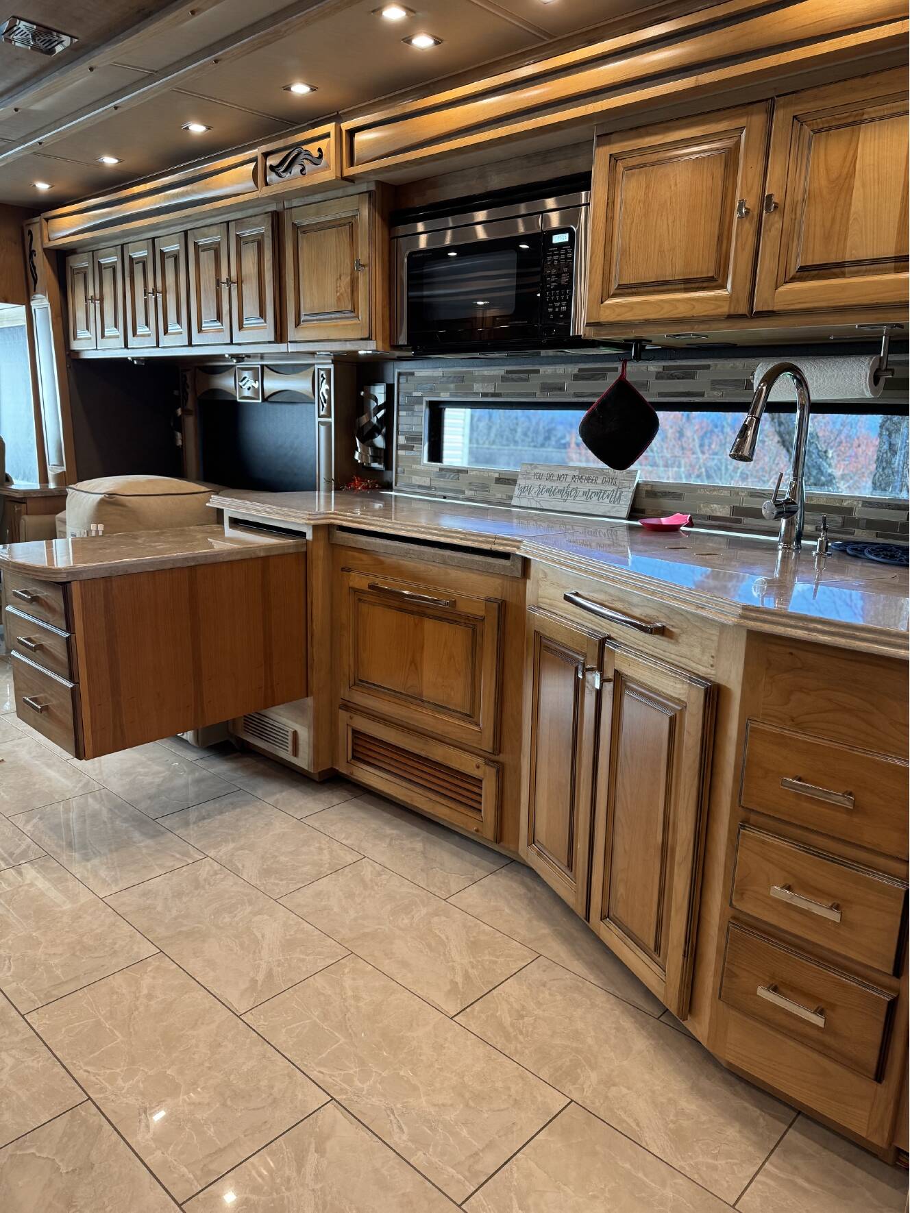 A photo of this 2019 Tiffin Motorhomes PHAETON 40 QBH