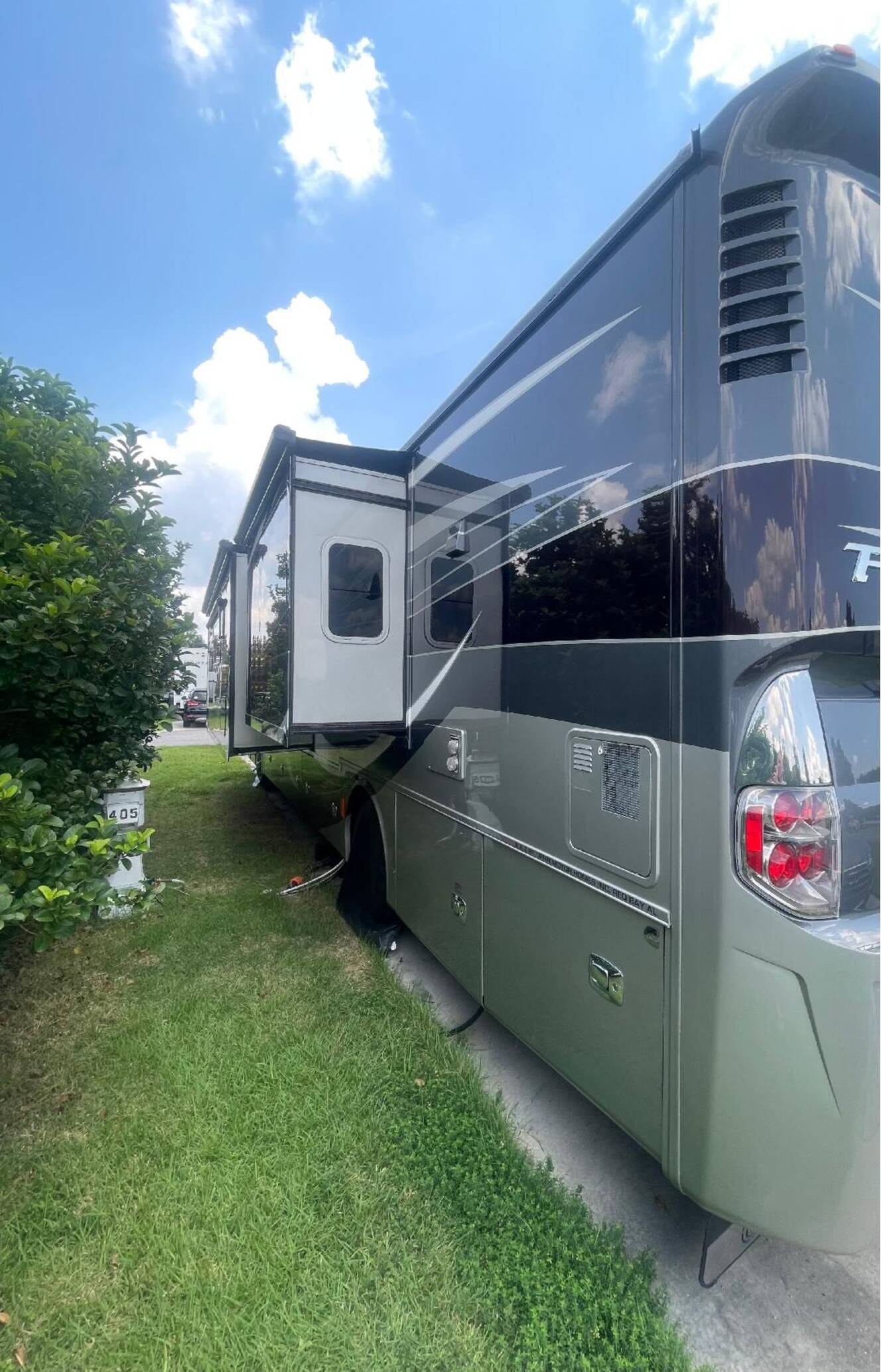 A photo of this 2019 Tiffin Motorhomes PHAETON 40 QBH