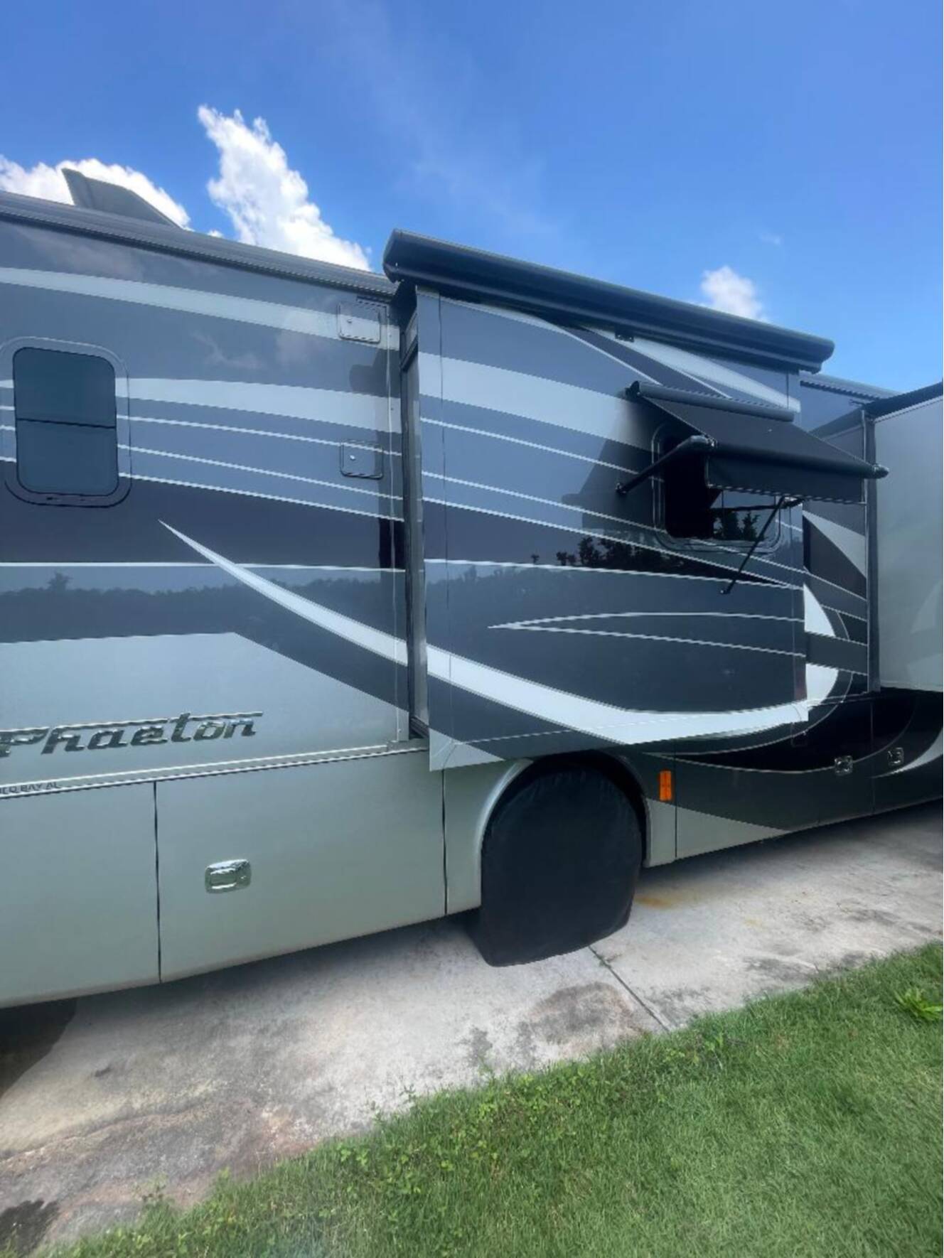 A photo of this 2019 Tiffin Motorhomes PHAETON 40 QBH
