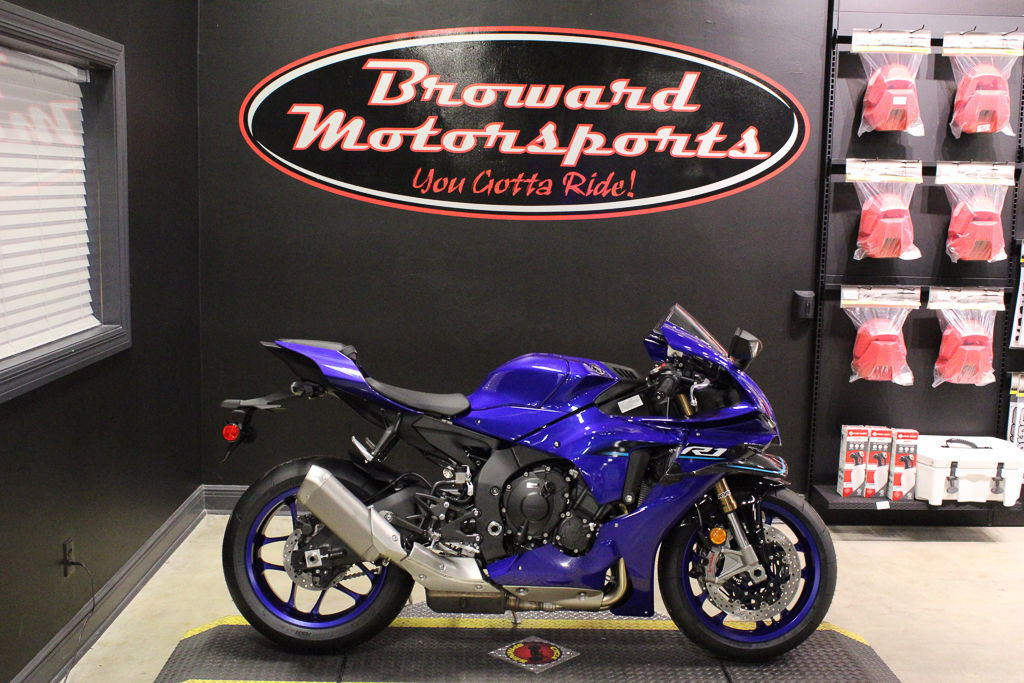 不動　引取り限定　YZF-R1　2006年式　走行46,763km 同じ車両が並ぶとき、それとなく歴史を感じるきがする？～ヤマハYZF-R1