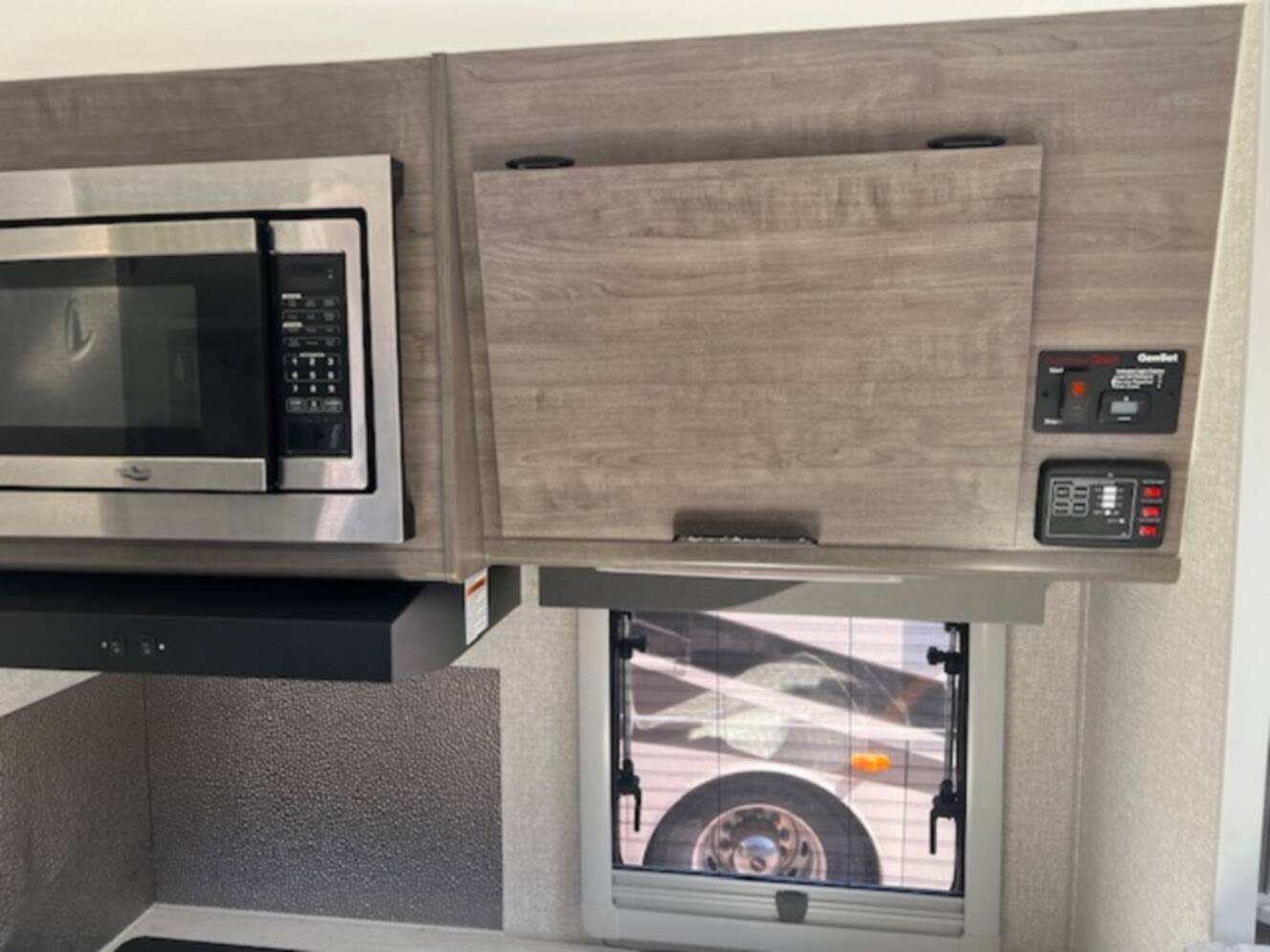 A photo of this 2022 Lance Truck Camper Short Bed 855S