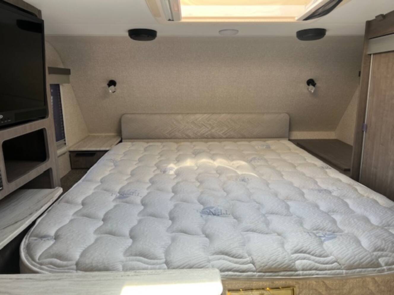 A photo of this 2022 Lance Truck Camper Short Bed 855S