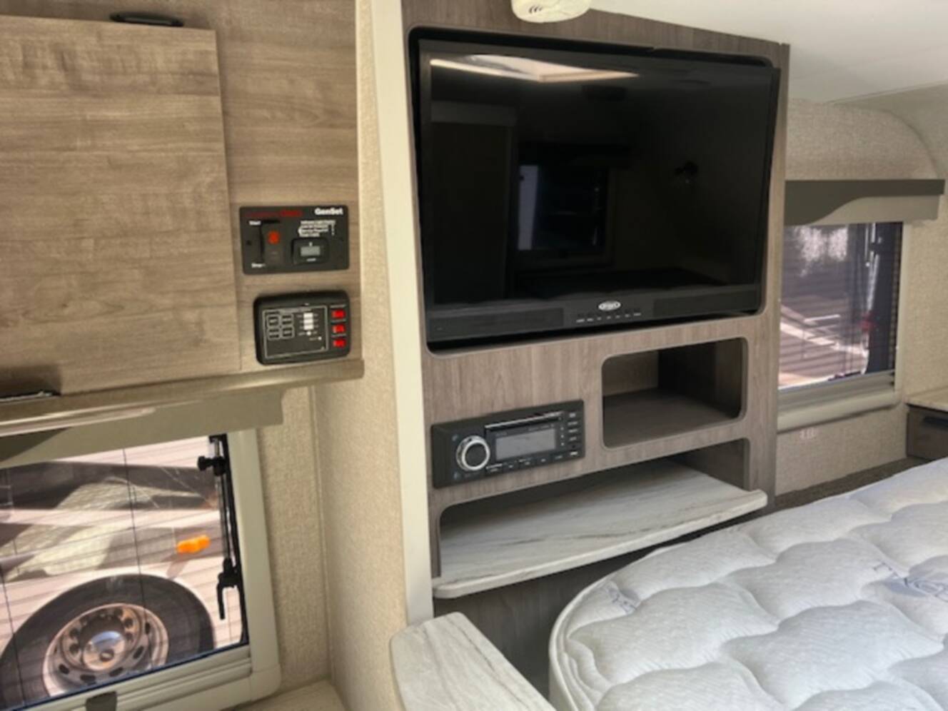 A photo of this 2022 Lance Truck Camper Short Bed 855S