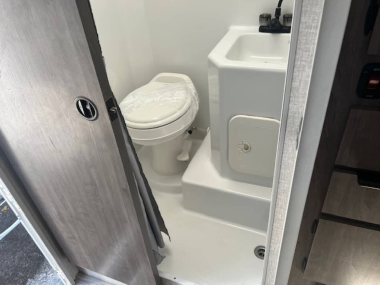 A photo of this 2022 Lance Truck Camper Short Bed 855S