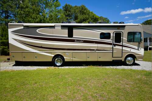 2016 Fleetwood BOUNDER 35K in longs SC