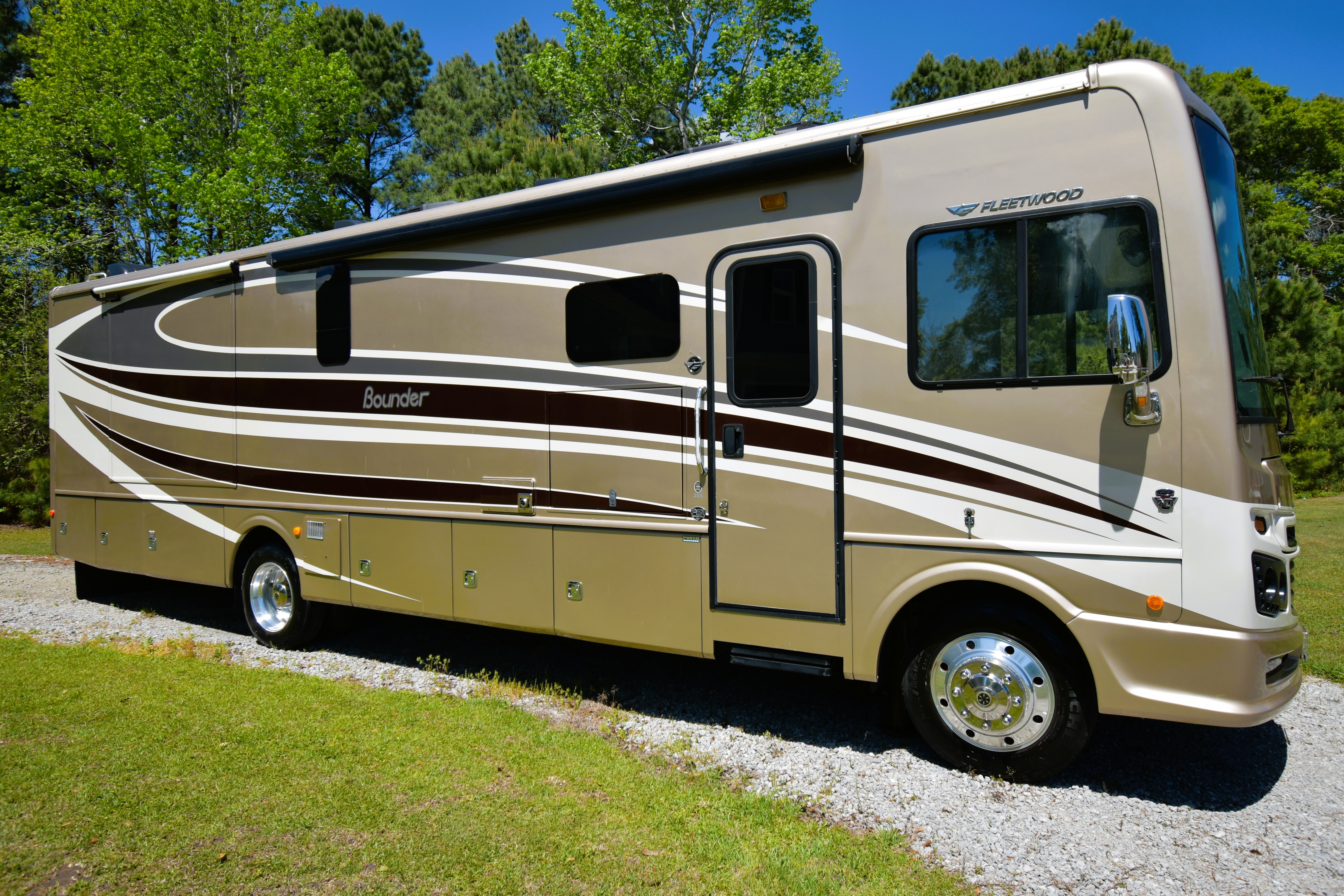 2016 Fleetwood BOUNDER 35K in longs SC