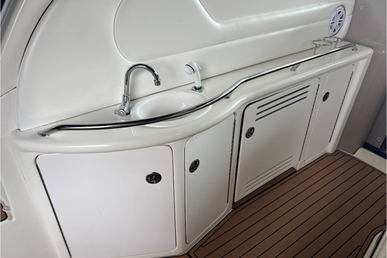 A photo of this 2003 Sea Ray 380 Sundancer