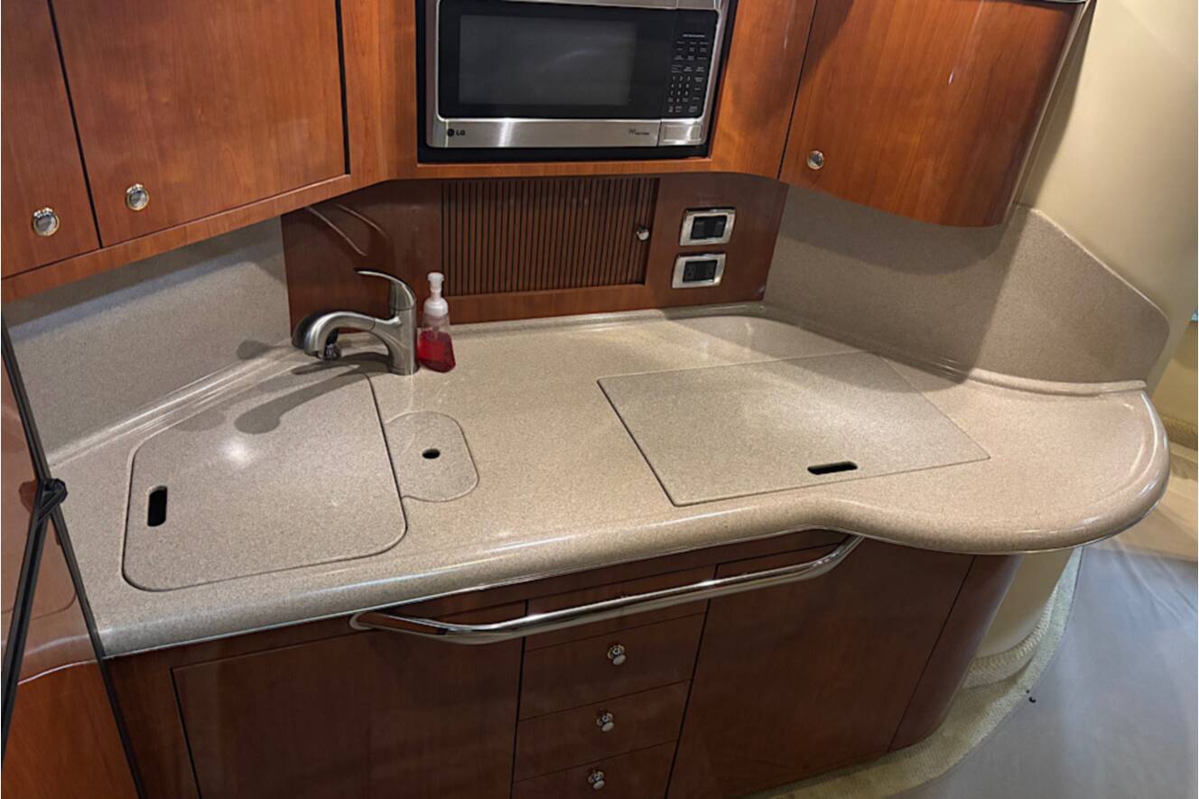 A photo of this 2003 Sea Ray 380 Sundancer