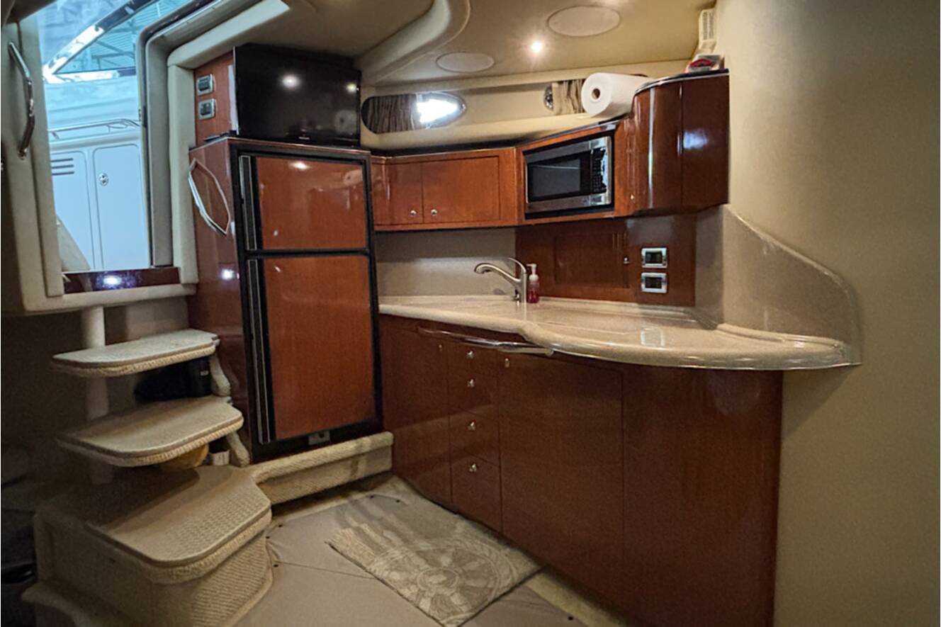A photo of this 2003 Sea Ray 380 Sundancer