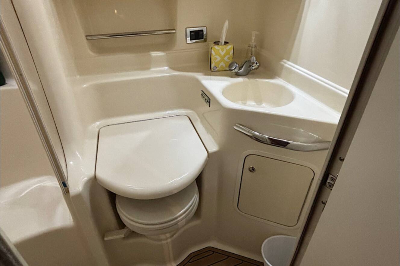 A photo of this 2003 Sea Ray 380 Sundancer
