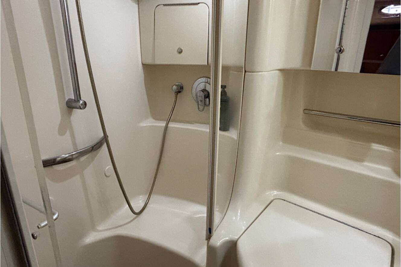 A photo of this 2003 Sea Ray 380 Sundancer