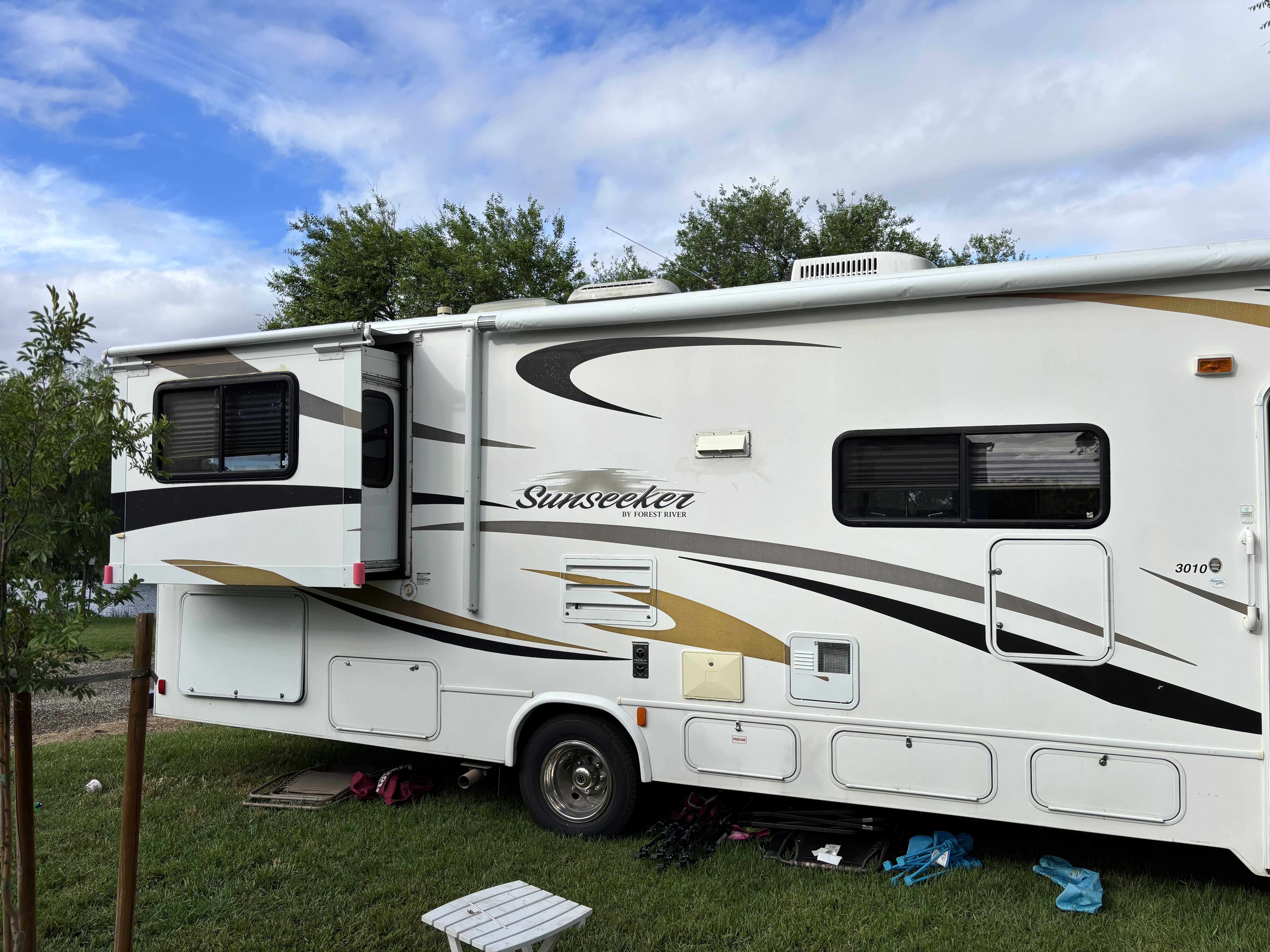 2011 Forest River SUNSEEKER 3010DS in livermore CA
