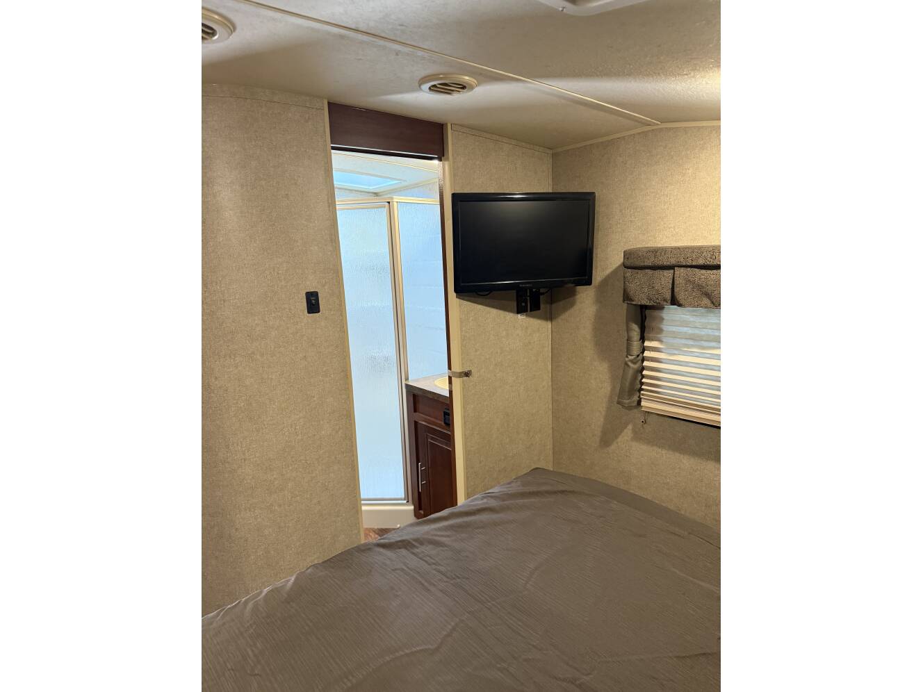 A photo of this 2015 Forest River ROCKWOOD SIGNATURE ULTRA LITE 8280WS