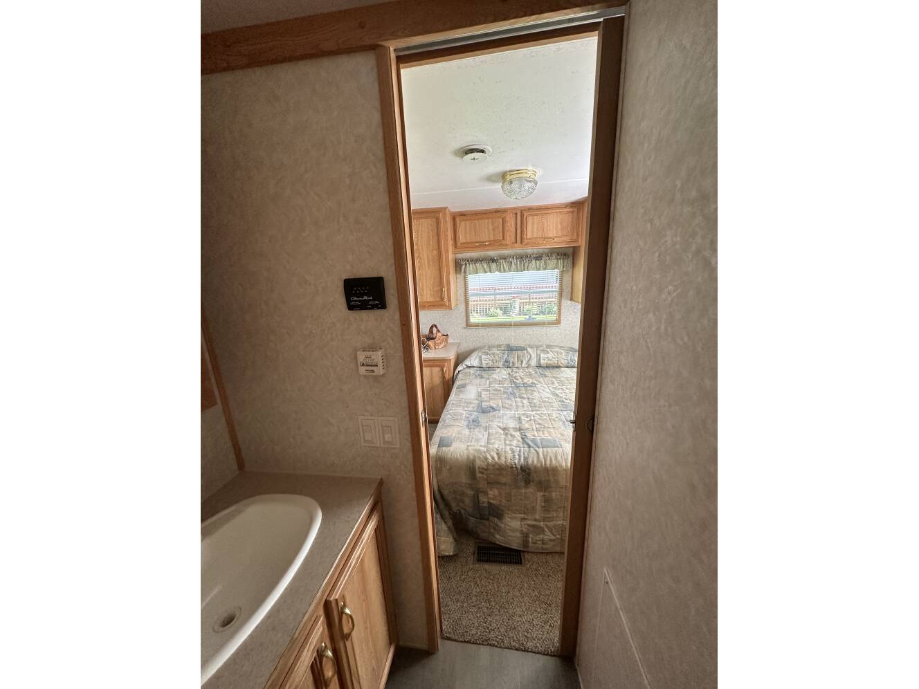 A photo of this 2005 Damon BAYRIDGE 38