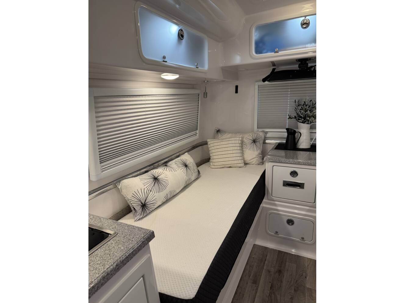 A photo of this 2023 Oliver LEGACY ELITE II TWIN BED