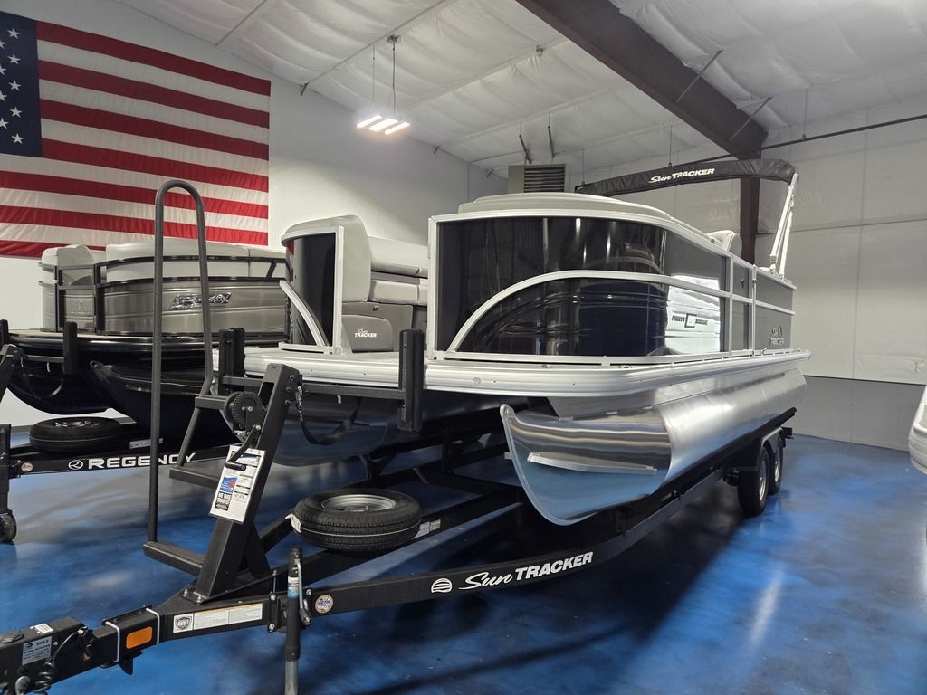 2026 Sun Tracker Party Barge® 22 DLX in holden ME
