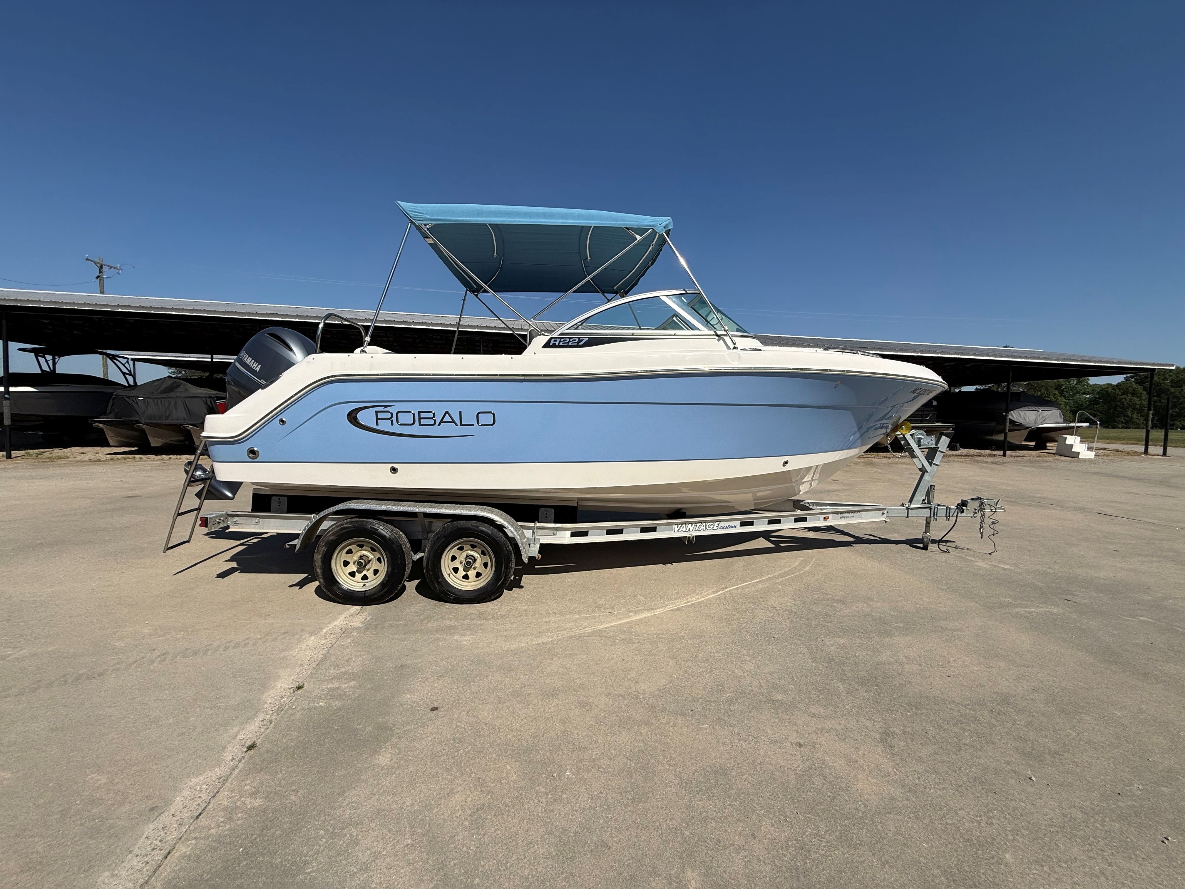 2023 Robalo 227 Deck Boat boat