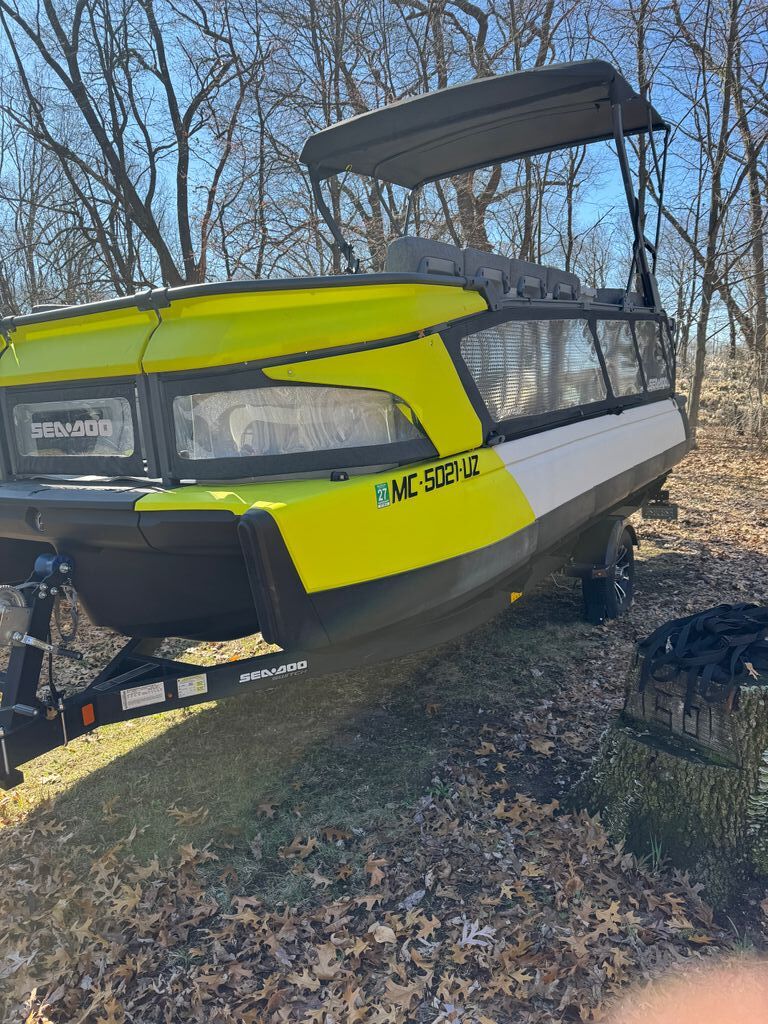 2024 Sea-Doo Switch COMPACT - 130 HP in norton shores MI