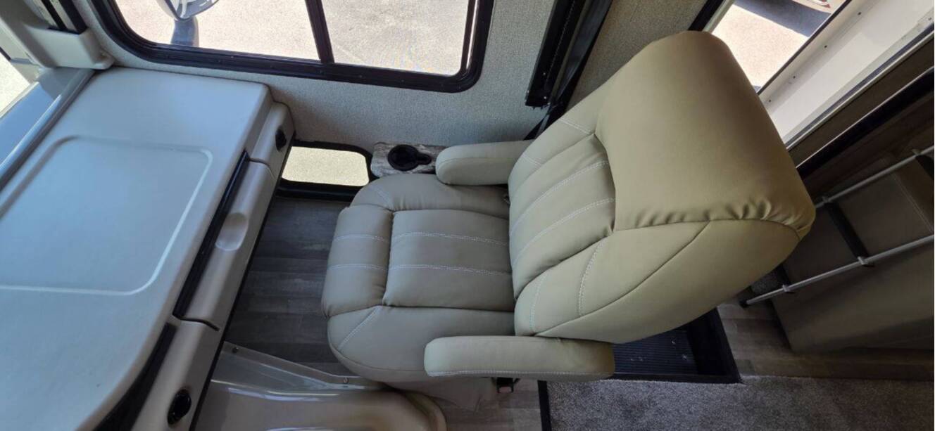 A photo of this 2020 Fleetwood FLAIR 35R