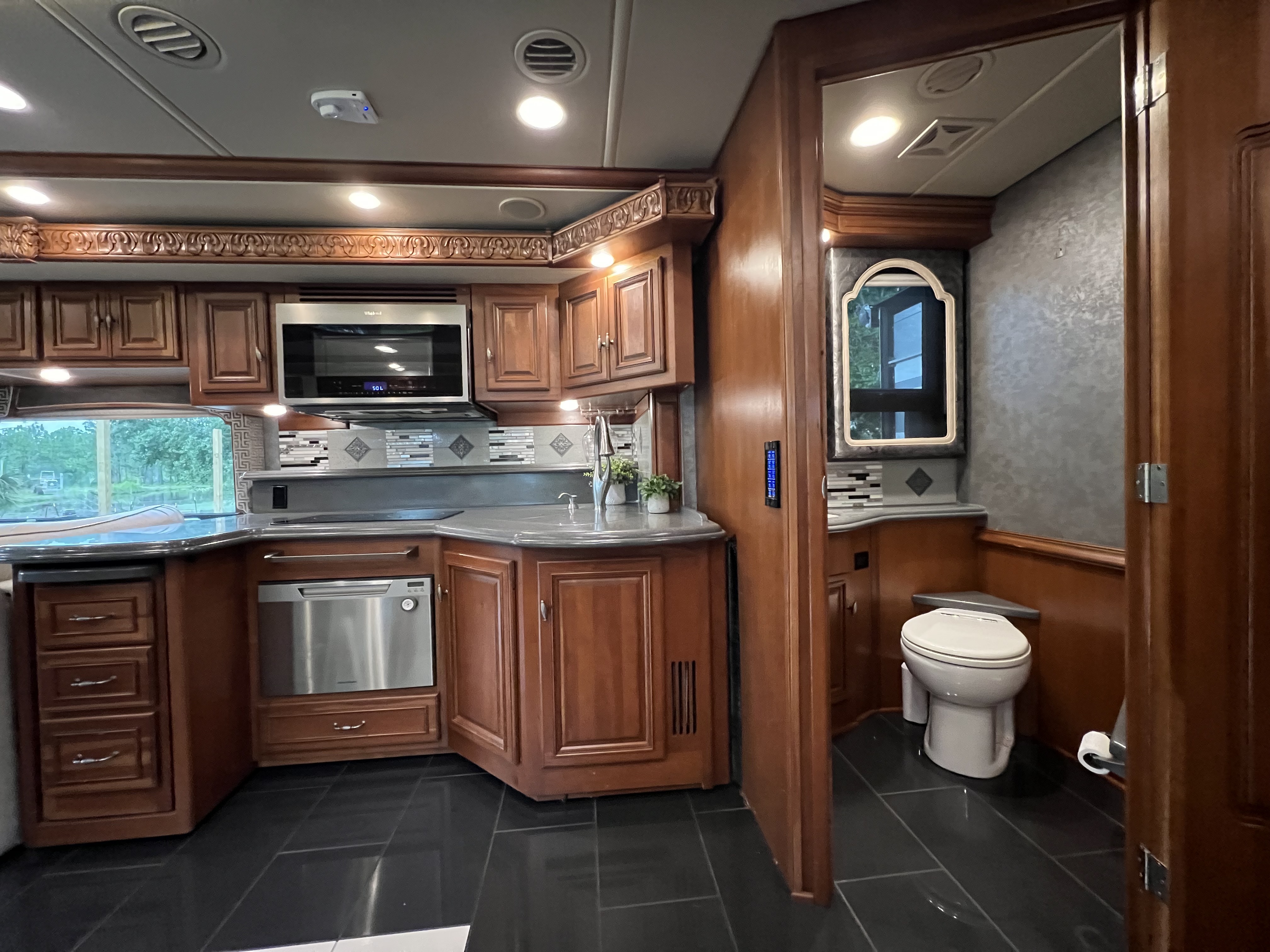 2016 Winnebago ELLIPSE ULTRA 42QL RV