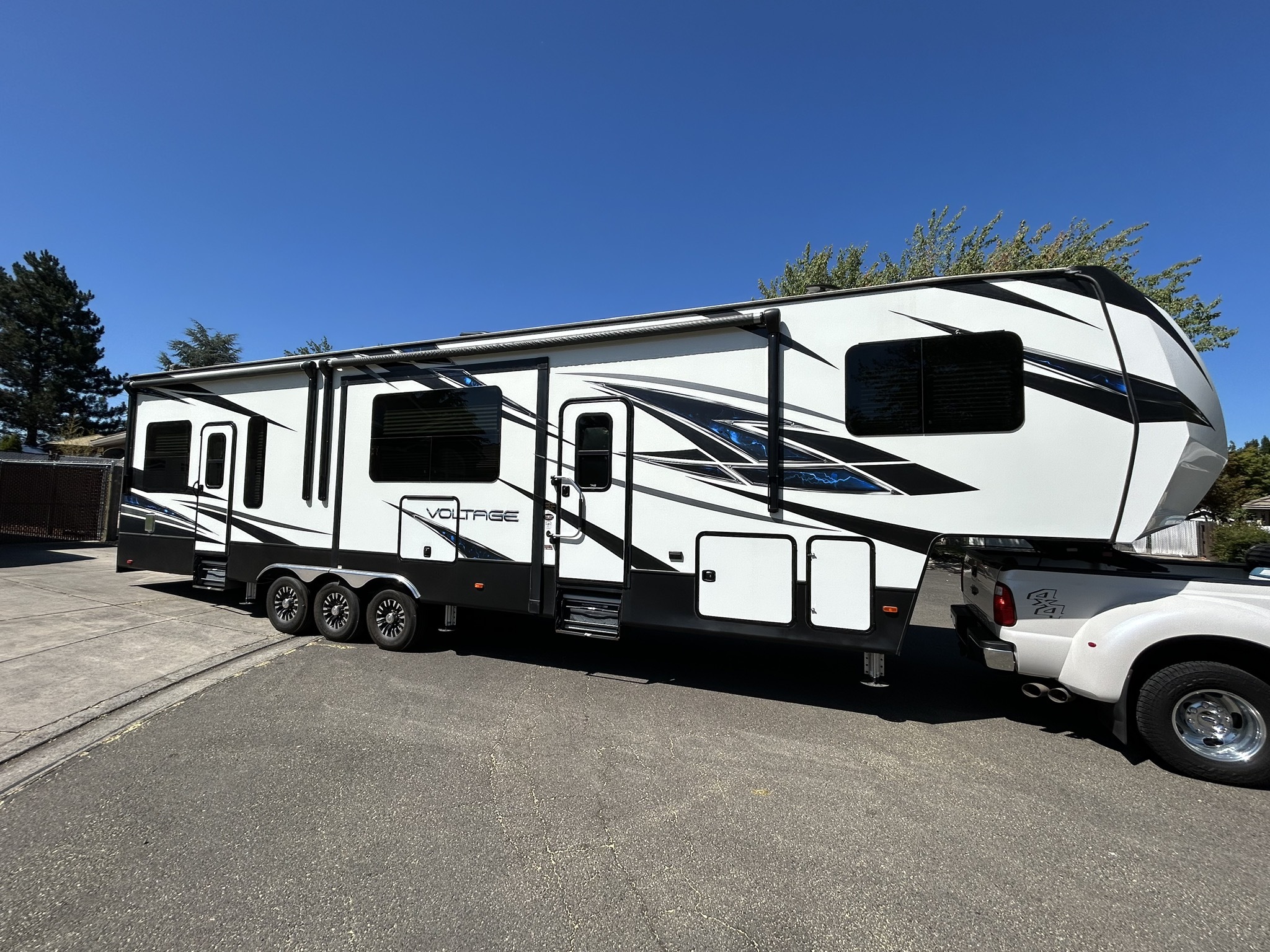 2018 Dutchmen VOLTAGE 3805 in central point OR