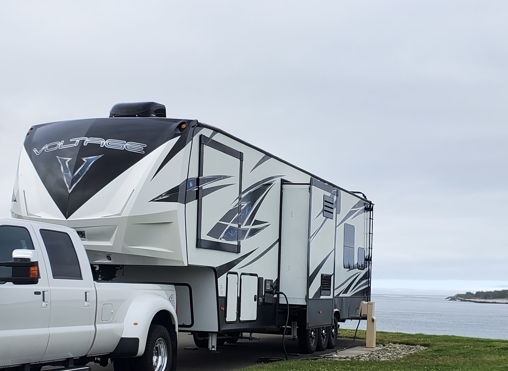 2018 Dutchmen VOLTAGE 3805 RV