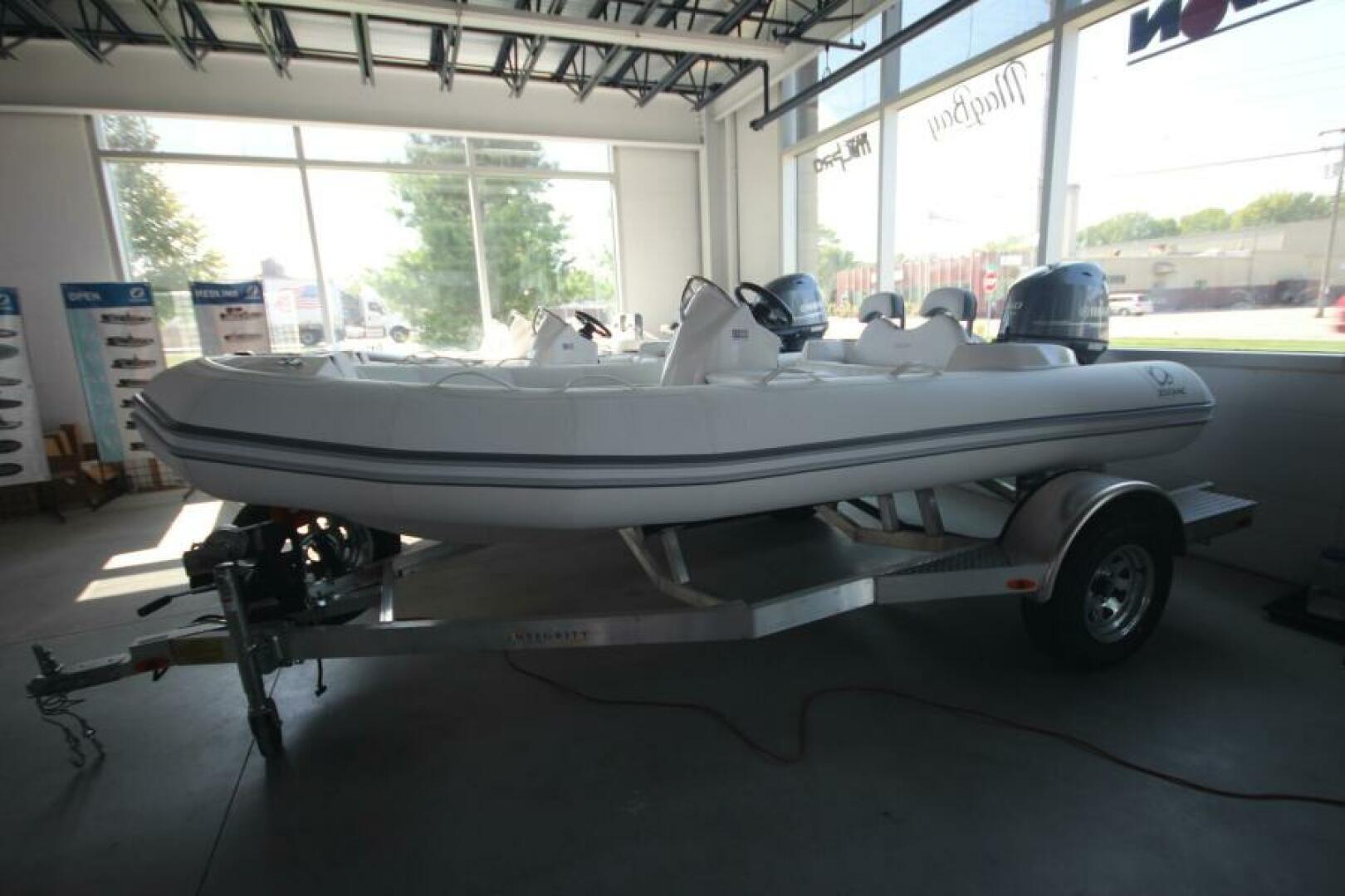 2026 Zodiac Yachtline 440 DL NEO 490 in lasalle MI