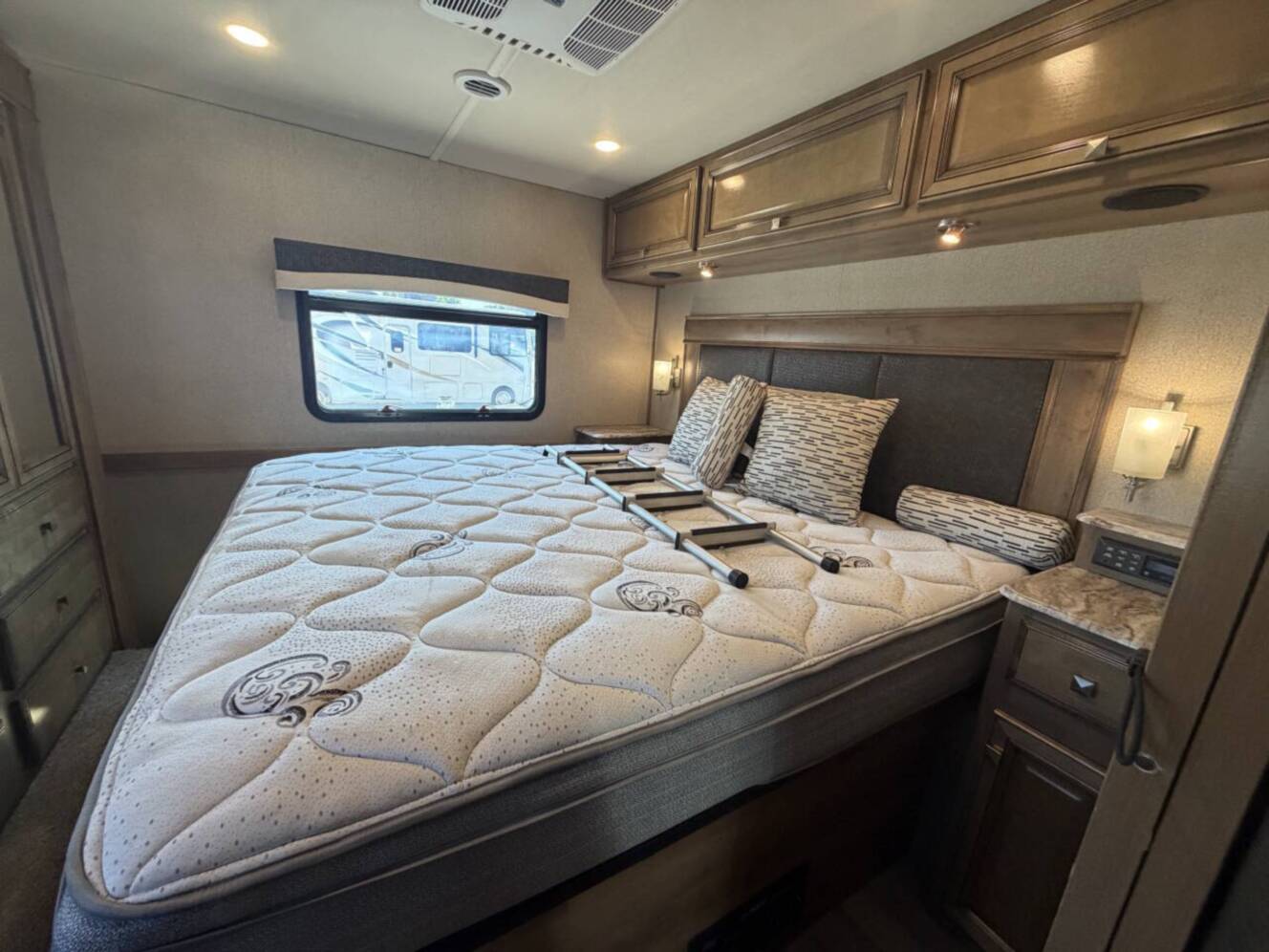 A photo of this 2020 Fleetwood FLAIR 35R