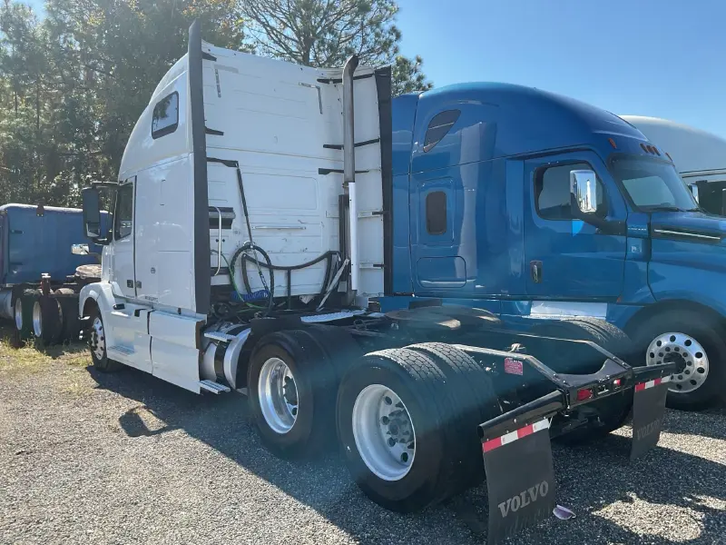 2015 VOLVO VNL670