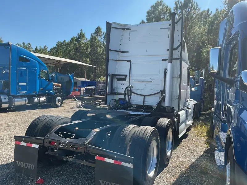2015 VOLVO VNL670