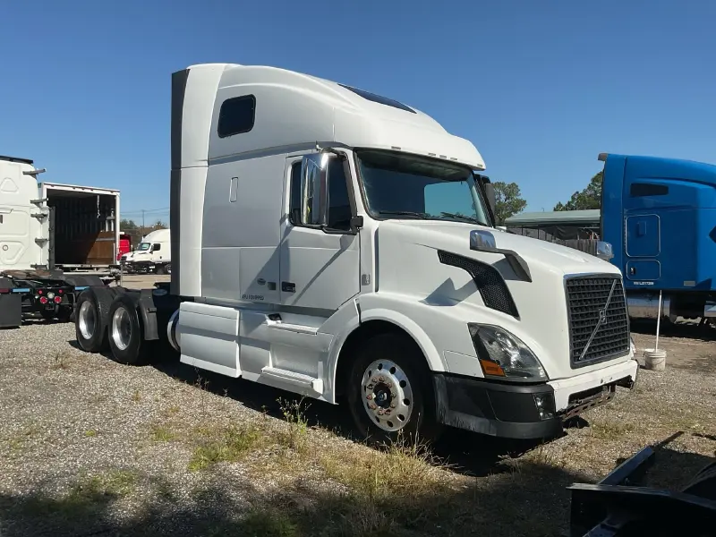 2015 VOLVO VNL670