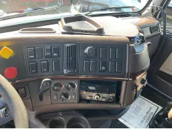 2015 VOLVO VNL670