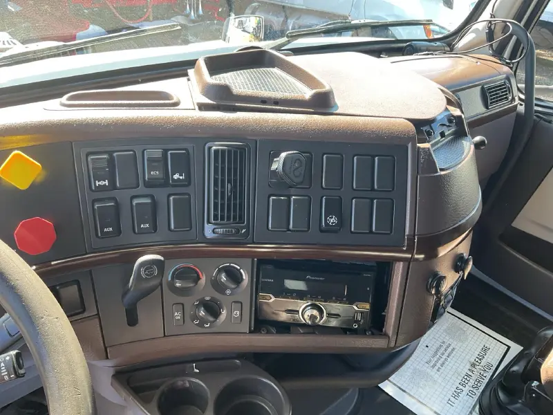 2015 VOLVO VNL670