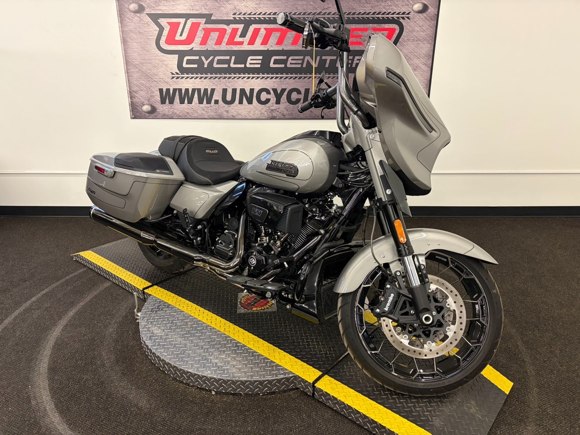 Silver Cvo Street Glide For Sale Near 34997 - Harley-Davidson