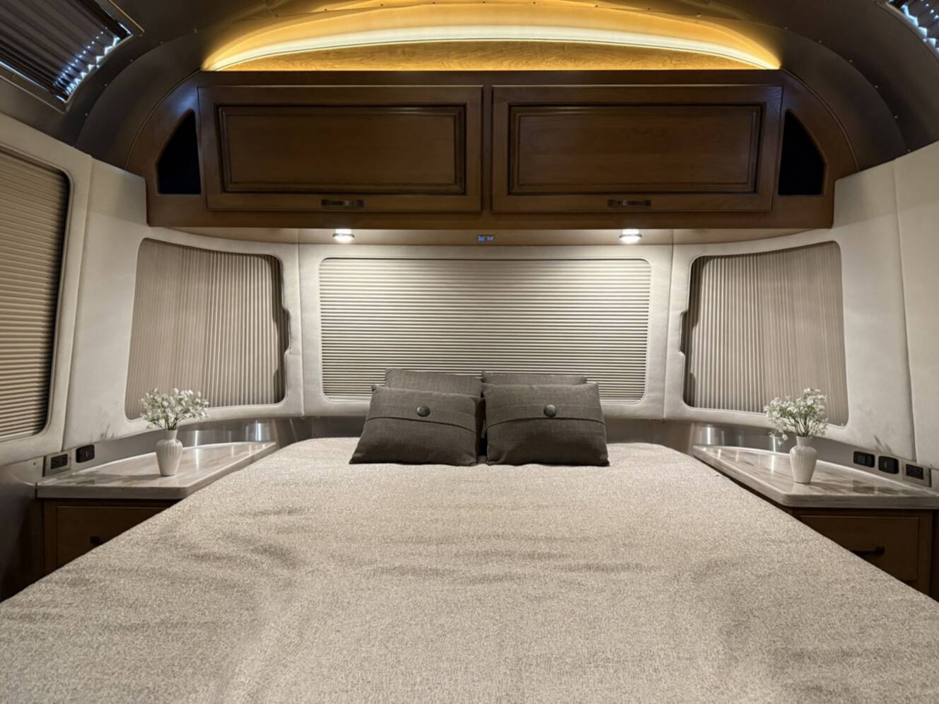 A photo of this 2020 Airstream CLASSIC 33FB