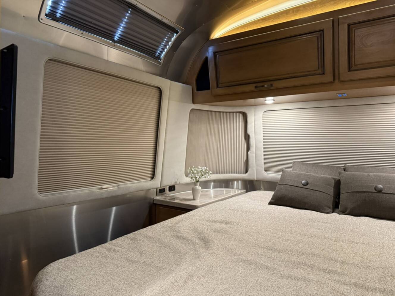 A photo of this 2020 Airstream CLASSIC 33FB