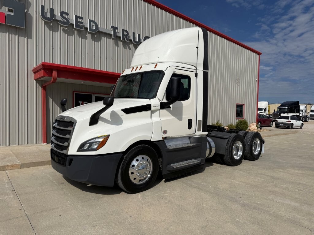 2021 FREIGHTLINER CASCADIA 126 in Strafford, MO