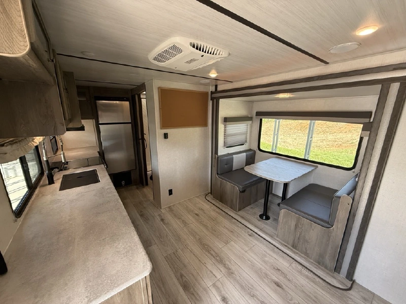 2022 FOREST RIVER SURVEYOR LEGEND 203RKLE