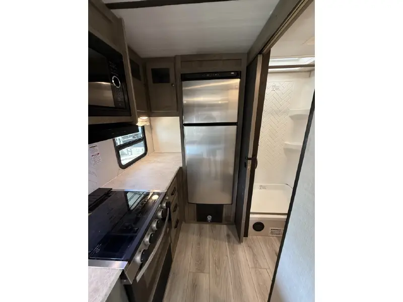 2022 FOREST RIVER SURVEYOR LEGEND 203RKLE