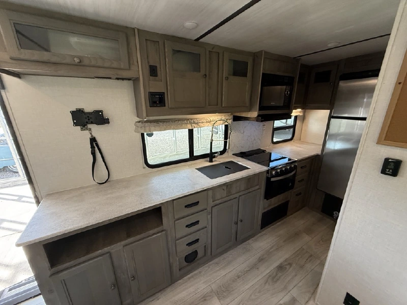 2022 FOREST RIVER SURVEYOR LEGEND 203RKLE