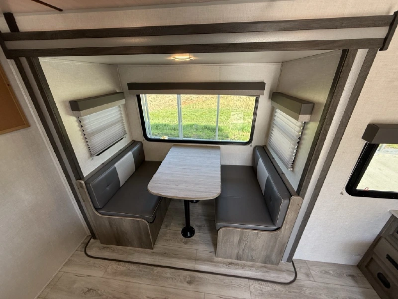 2022 FOREST RIVER SURVEYOR LEGEND 203RKLE