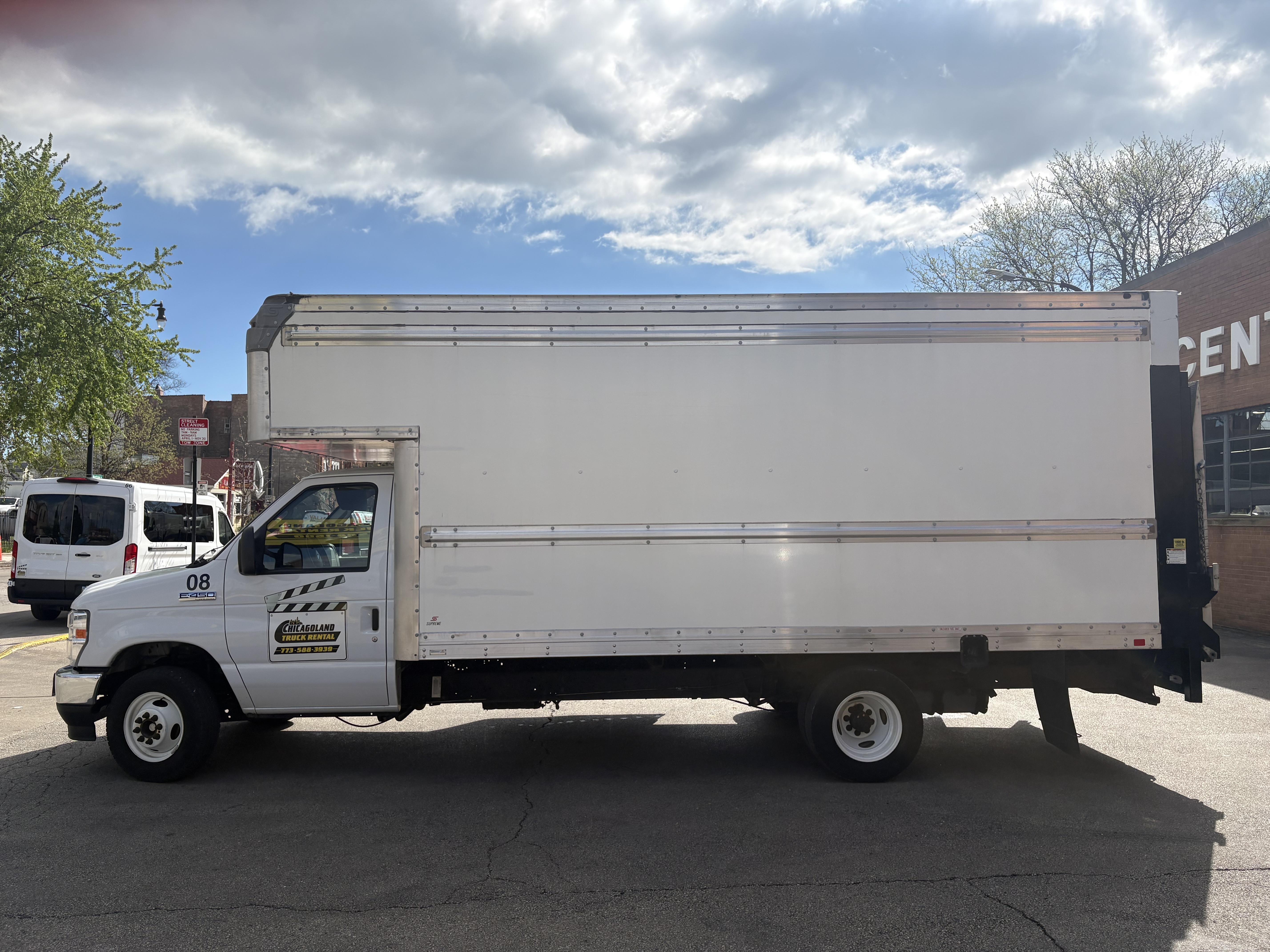2022 FORD E450 in Chicago, IL