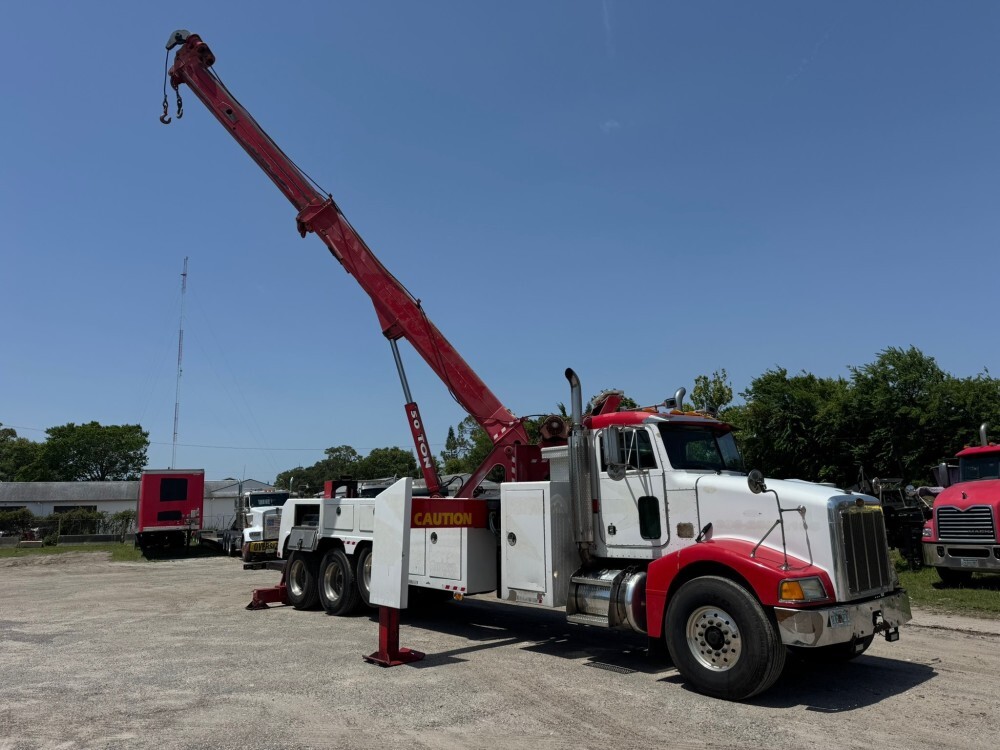 2001 PETERBILT 385 in Holly Hill, FL