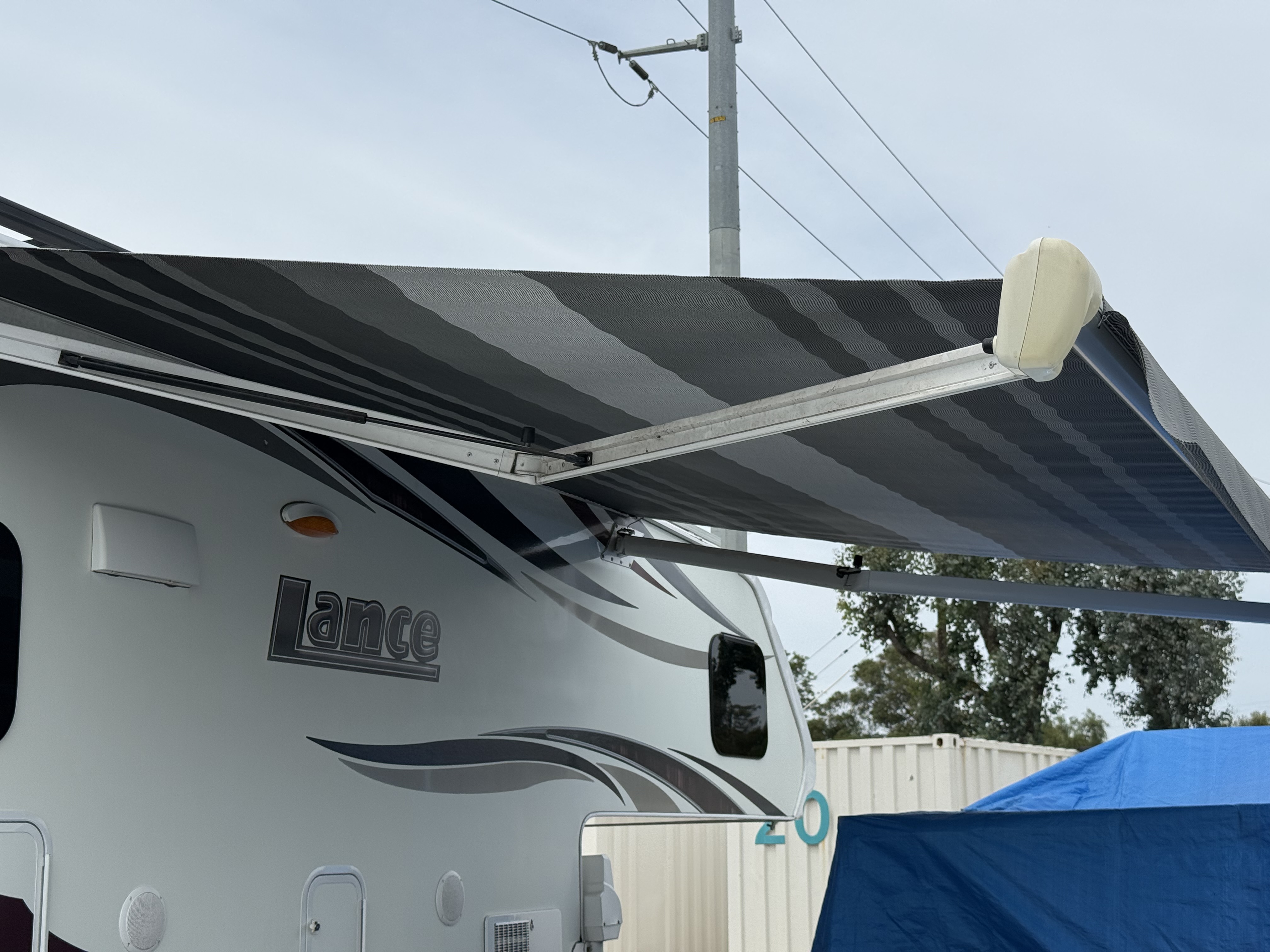 2016 Lance 975 Truck Camper in long beach CA