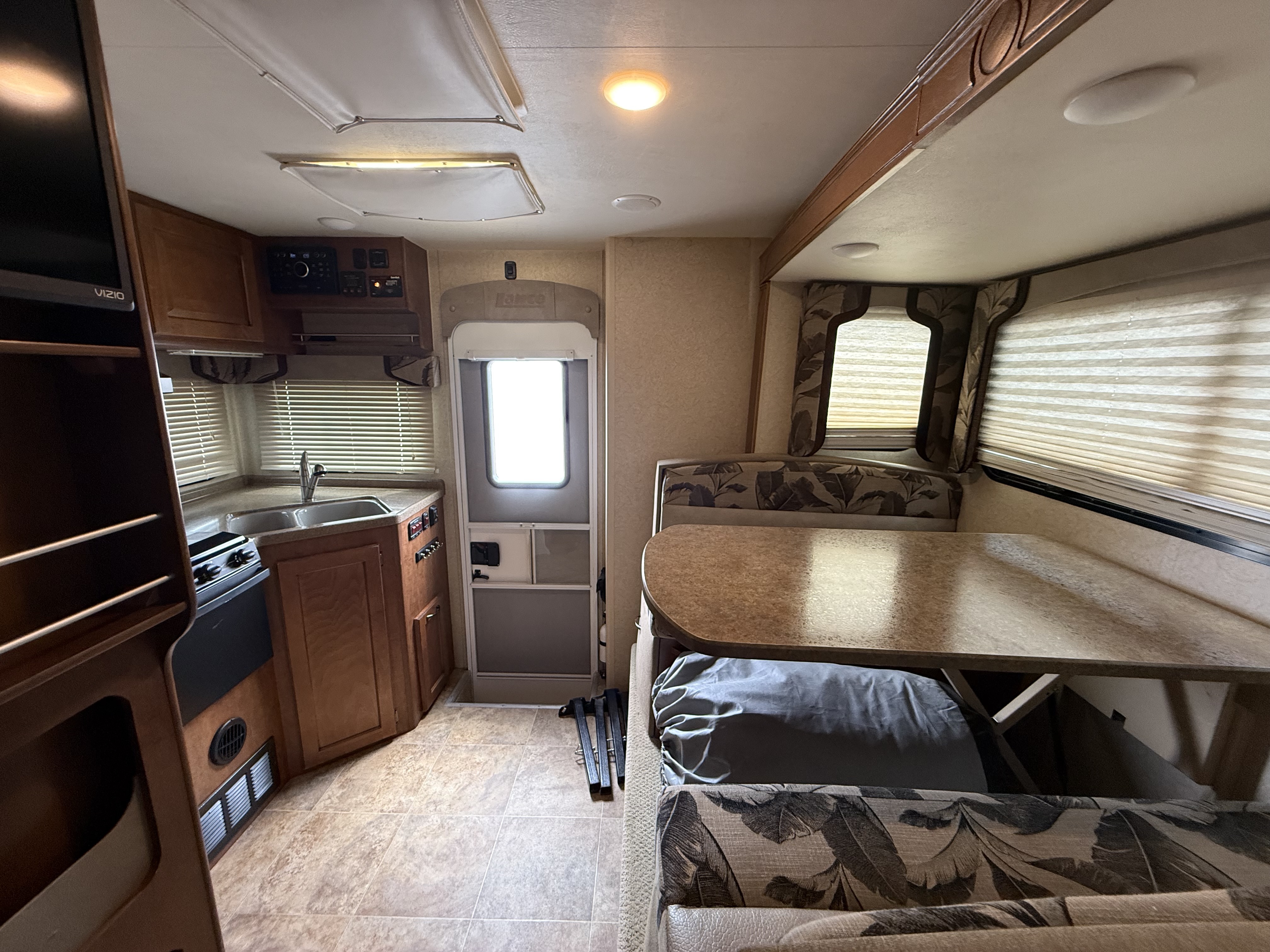 2016 Lance 975 Truck Camper in long beach CA