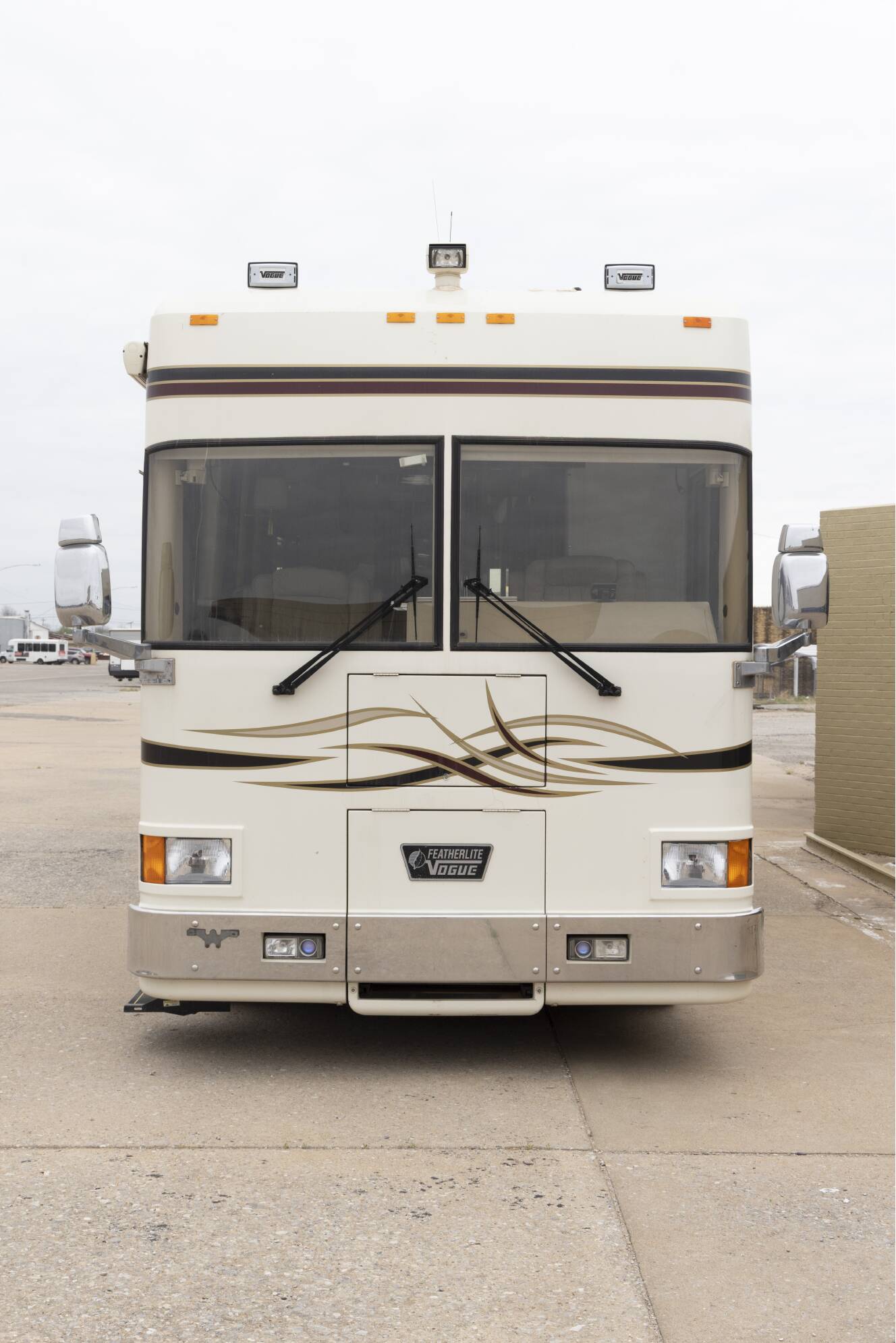 A photo of this 2000 Featherlite Coaches Vogue